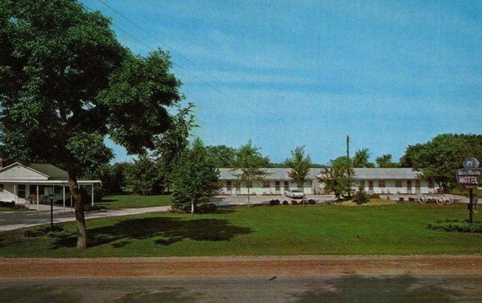 White Wagon Motel (White Wagon Apartments) - Old Postcard